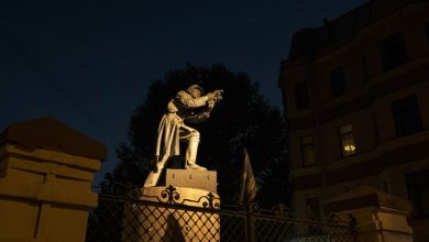 Фото - В Петербурге подсветкой оформлен памятник фронтовому кинооператору