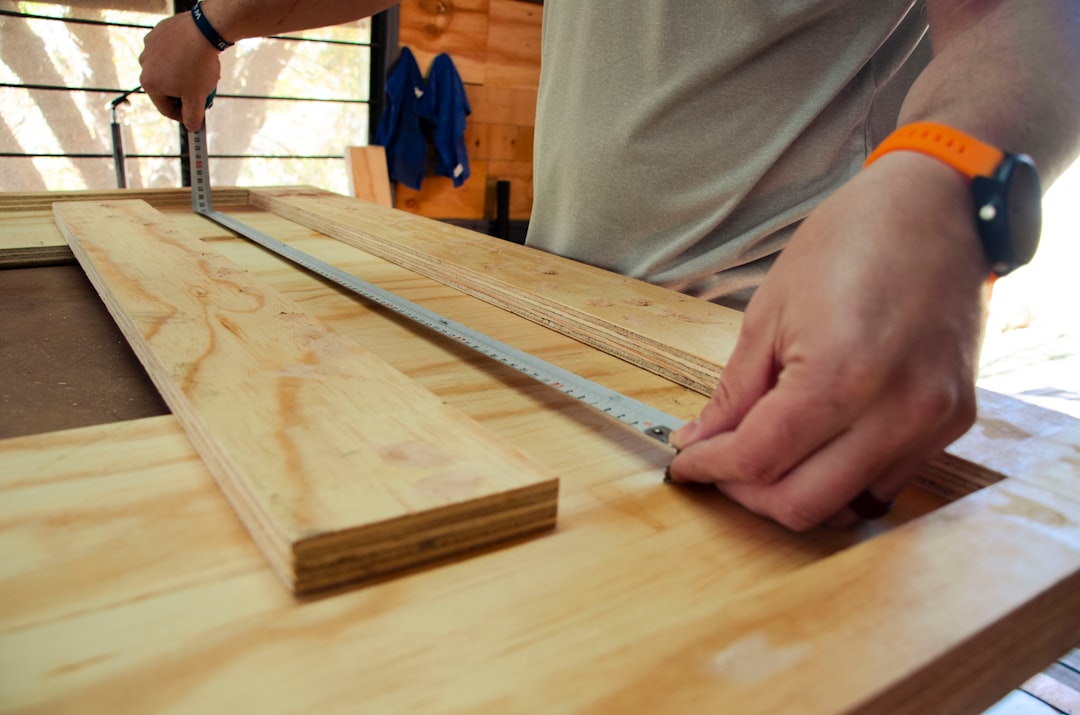 contact-img Carpenter in action